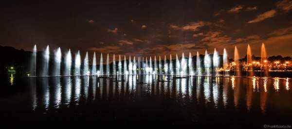 Wassershow im Zarizyno-Park in Moskau bei Circle of Light 2017 - Water Fountain Show Tsaritsyno Park Moscow