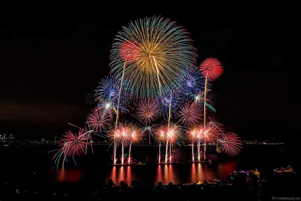 Japanisches Hanabi Feuerwerk zum Abschluss von CIRCLE OF LIGHT 2017 in Moskau am Strogino See