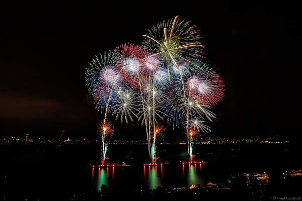 Japanisches Hanabi Feuerwerk zum Abschluss von CIRCLE OF LIGHT 2017 in Moskau am Strogino See