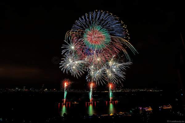 Japanisches Hanabi Feuerwerk zum Abschluss von CIRCLE OF LIGHT 2017 in Moskau am Strogino See