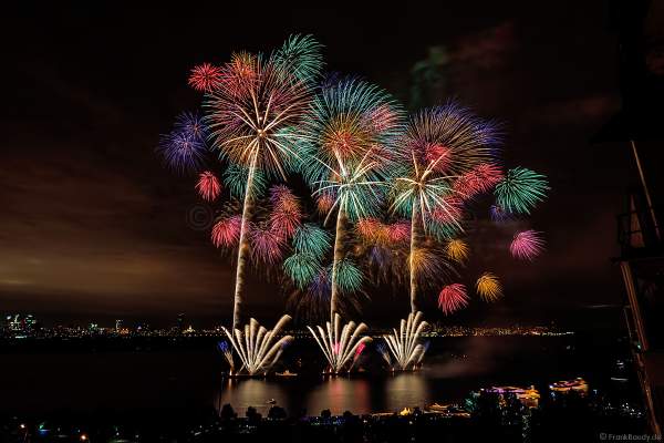 Japanisches Hanabi Feuerwerk zum Abschluss von CIRCLE OF LIGHT 2017 in Moskau am Strogino See