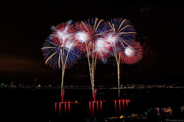 Japanisches Hanabi Feuerwerk zum Abschluss von CIRCLE OF LIGHT 2017 in Moskau am Strogino See