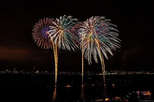 Japanisches Hanabi Feuerwerk zum Abschluss von CIRCLE OF LIGHT 2017 in Moskau am Strogino See