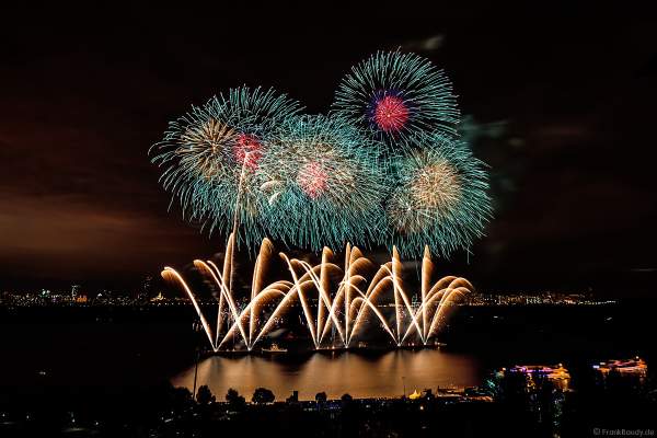 Japanisches Hanabi Feuerwerk zum Abschluss von CIRCLE OF LIGHT 2017 in Moskau am Strogino See