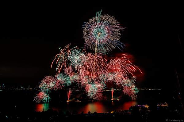 Japanisches Hanabi Feuerwerk zum Abschluss von CIRCLE OF LIGHT 2017 in Moskau am Strogino See