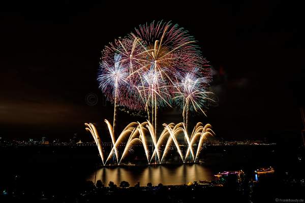 Japanisches Hanabi Feuerwerk zum Abschluss von CIRCLE OF LIGHT 2017 in Moskau am Strogino See