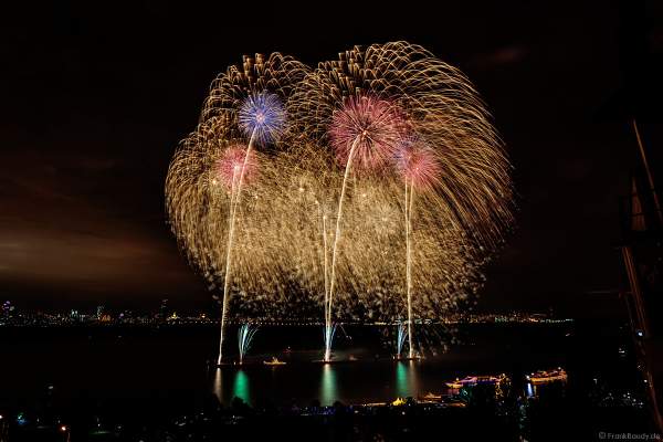 Japanisches Hanabi Feuerwerk zum Abschluss von CIRCLE OF LIGHT 2017 in Moskau am Strogino See