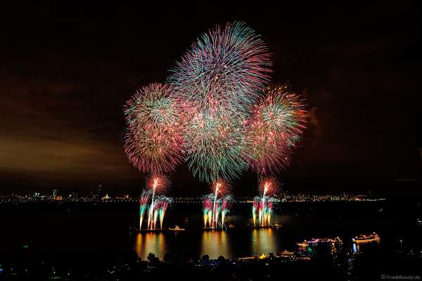 Japanisches Hanabi Feuerwerk zum Abschluss von CIRCLE OF LIGHT 2017 in Moskau am Strogino See