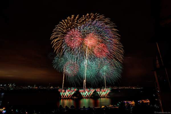 Japanisches Hanabi Feuerwerk zum Abschluss von CIRCLE OF LIGHT 2017 in Moskau am Strogino See