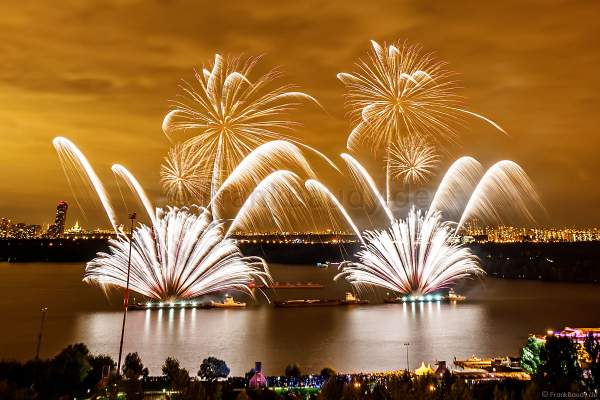 Japanisches Hanabi Feuerwerk zum Abschluss von CIRCLE OF LIGHT 2017 in Moskau am Strogino See
