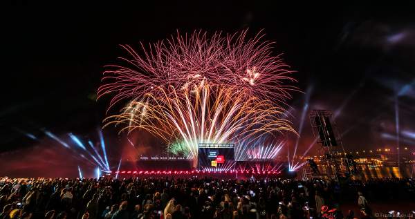 Feuerwerk bei der Abschlussshow am Tag der Deutschen Einheit 2017 auf dem Rhein in Mainz