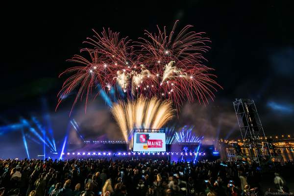 Feuerwerk bei der Abschlussshow am Tag der Deutschen Einheit 2017 auf dem Rhein in Mainz