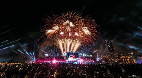 Feuerwerk bei der Abschlussshow am Tag der Deutschen Einheit 2017 auf dem Rhein in Mainz
