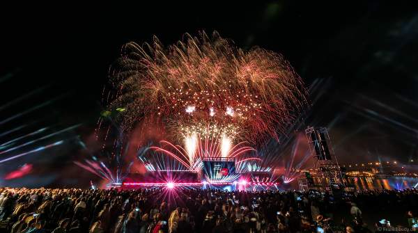 Feuerwerk bei der Abschlussshow am Tag der Deutschen Einheit 2017 auf dem Rhein in Mainz