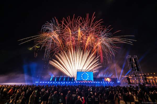 Feuerwerk bei der Abschlussshow am Tag der Deutschen Einheit 2017 auf dem Rhein in Mainz