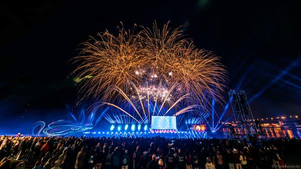 Feuerwerk und Flyboards bei der Abschlussshow am Tag der Deutschen Einheit 2017 auf dem Rhein in Mainz