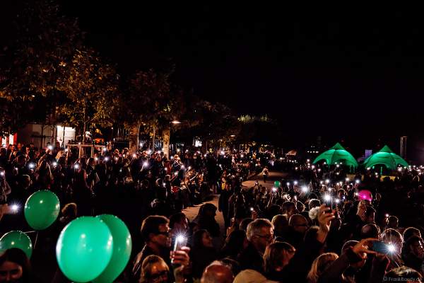 Handy-Lichtermeer der Zuschauer am Ufer bei der Abschlussfeier am Tag der Deutschen Einheit 2017 auf dem Rhein in Mainz