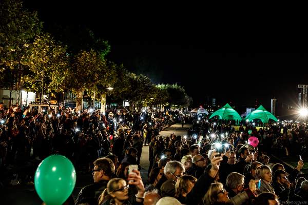 Handy-Lichtermeer der Zuschauer am Ufer bei der Abschlussfeier am Tag der Deutschen Einheit 2017 auf dem Rhein in Mainz