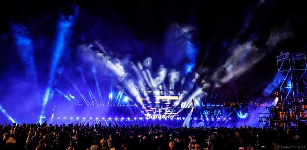 Leuchtende Sportler mit ihren wasserstrahlbetriebenen Flyboards bei der Abschlussfeier am Tag der Deutschen Einheit 2017 auf dem Rhein in Mainz
