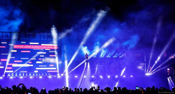 Leuchtende Sportler mit ihren wasserstrahlbetriebenen Flyboards bei der Abschlussfeier am Tag der Deutschen Einheit 2017 auf dem Rhein in Mainz