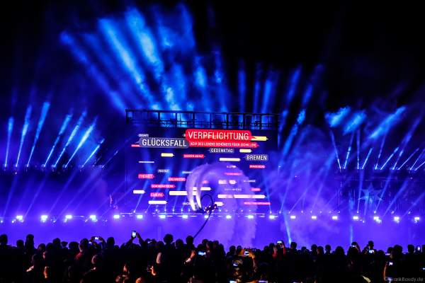 Leuchtende Sportler mit ihren wasserstrahlbetriebenen Flyboards bei der Abschlussfeier am Tag der Deutschen Einheit 2017 auf dem Rhein in Mainz