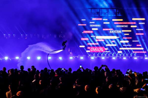 Leuchtende Sportler mit ihren wasserstrahlbetriebenen Flyboards bei der Abschlussfeier am Tag der Deutschen Einheit 2017 auf dem Rhein in Mainz