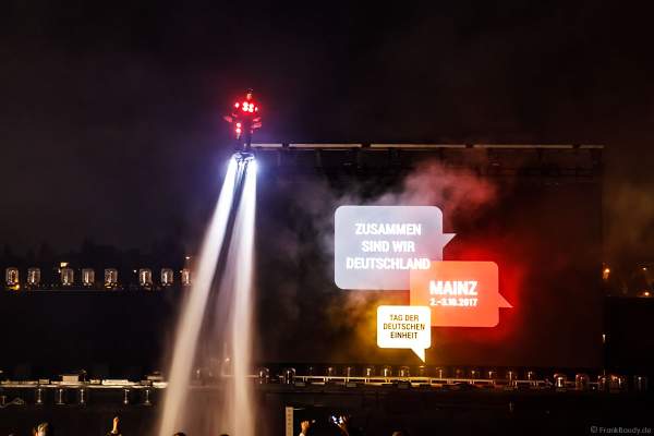 Leuchtende Sportler mit ihren wasserstrahlbetriebenen Flyboards bei der Abschlussfeier am Tag der Deutschen Einheit 2017 auf dem Rhein in Mainz