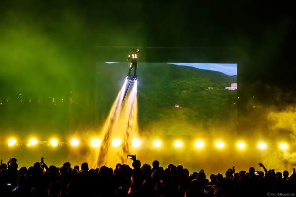 Leuchtende Sportler mit ihren wasserstrahlbetriebenen Flyboards bei der Abschlussfeier am Tag der Deutschen Einheit 2017 auf dem Rhein in Mainz