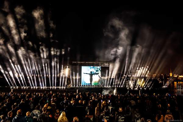 Schattentheater der Gruppe Die Mobilés bei der Abschlussfeier am Tag der Deutschen Einheit 2017 auf dem Rhein in Mainz