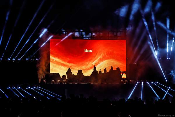 Schattenbild Mainz bei der Abschlussfeier am Tag der Deutschen Einheit 2017 auf dem Rhein in Mainz