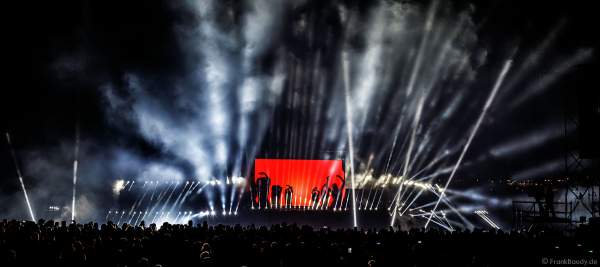 Schattentheater der Gruppe Die Mobilés bei der Abschlussfeier am Tag der Deutschen Einheit 2017 auf dem Rhein in Mainz
