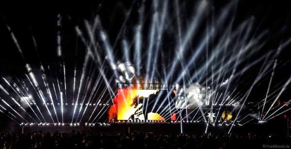 Schattentheater der Gruppe Die Mobilés bei der Abschlussfeier am Tag der Deutschen Einheit 2017 auf dem Rhein in Mainz