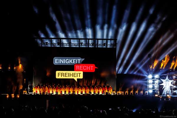 Ein großer Chor singt die Nationalhymne bei der Abschlussshow am Tag der Deutschen Einheit 2017 auf dem Rhein in Mainz