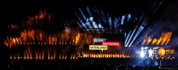 Ein großer Chor singt die Nationalhymne bei der Abschlussshow am Tag der Deutschen Einheit 2017 auf dem Rhein in Mainz