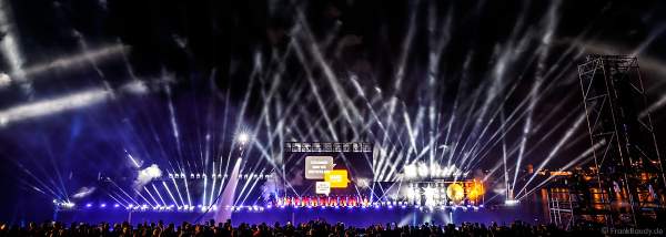 Finales Abschlussbild mit Flyboards und Lichtshow am Tag der Deutschen Einheit 2017 auf dem Rhein in Mainz