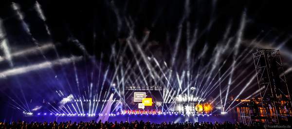 Finales Abschlussbild mit Flyboards und Lichtshow am Tag der Deutschen Einheit 2017 auf dem Rhein in Mainz
