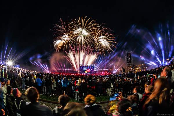 Feuerwerk bei der Abschlussshow am Tag der Deutschen Einheit 2017 auf dem Rhein in Mainz