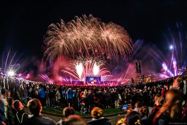 Feuerwerk bei der Abschlussshow am Tag der Deutschen Einheit 2017 auf dem Rhein in Mainz