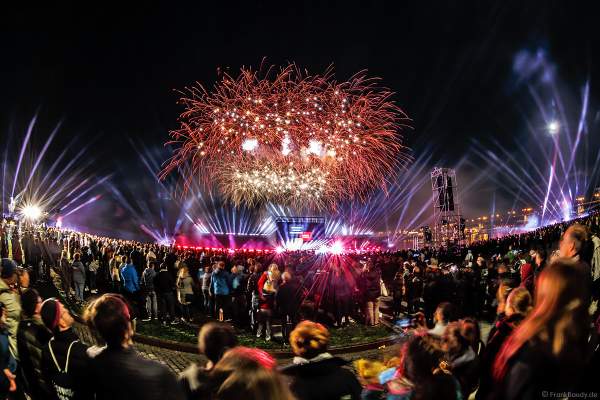 Feuerwerk bei der Abschlussshow am Tag der Deutschen Einheit 2017 auf dem Rhein in Mainz