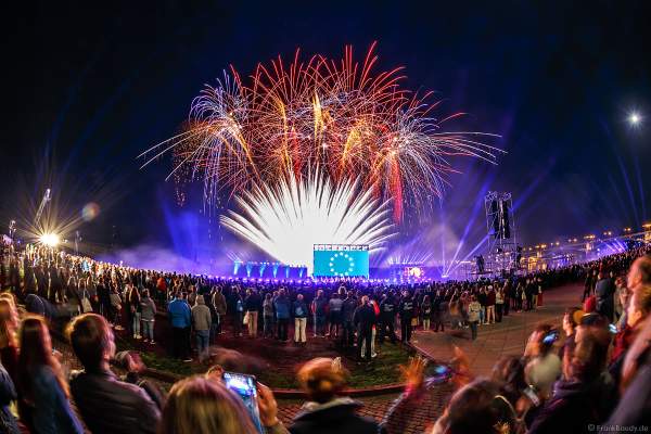 Feuerwerk bei der Abschlussshow am Tag der Deutschen Einheit 2017 auf dem Rhein in Mainz