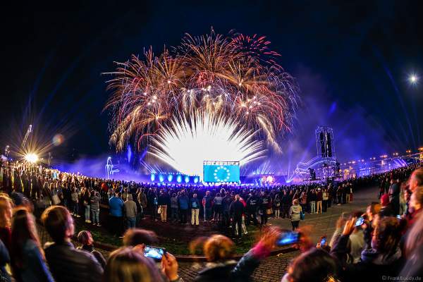 Feuerwerk und Flyboards bei der Abschlussshow am Tag der Deutschen Einheit 2017 auf dem Rhein in Mainz
