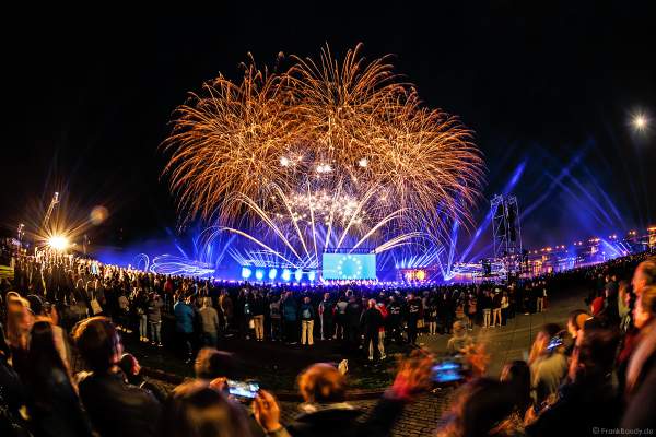 Feuerwerk und Flyboards bei der Abschlussshow am Tag der Deutschen Einheit 2017 auf dem Rhein in Mainz