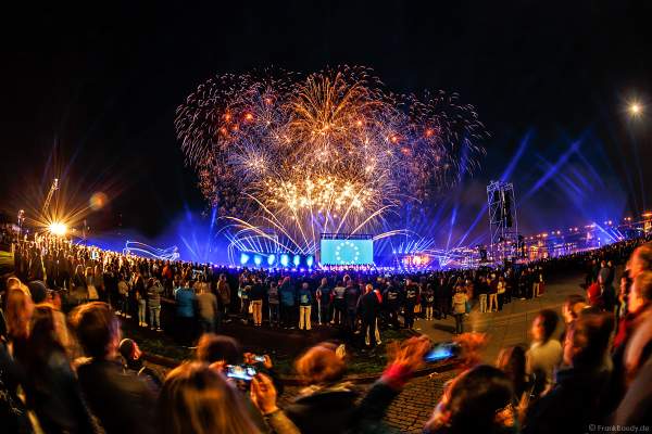 Feuerwerk und Flyboards bei der Abschlussshow am Tag der Deutschen Einheit 2017 auf dem Rhein in Mainz