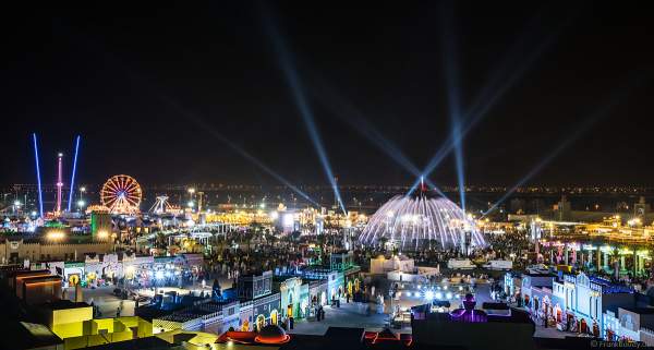 Imposante Wassershow am Abend beim Sheikh Zayed Heritage Festival 2017/2018 in Abu Dhabi