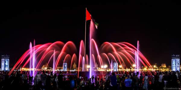 Imposante Wassershow am Abend beim Sheikh Zayed Heritage Festival 2017/2018 in Abu Dhabi