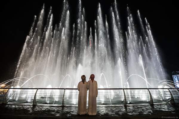 Staunende Zuschauer an der imposanten Wassershow beim Sheikh Zayed Heritage Festival 2017/2018 in Abu Dhabi