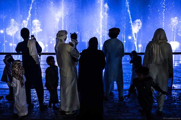 Staunende Zuschauer an der imposanten Wassershow beim Sheikh Zayed Heritage Festival 2017/2018 in Abu Dhabi