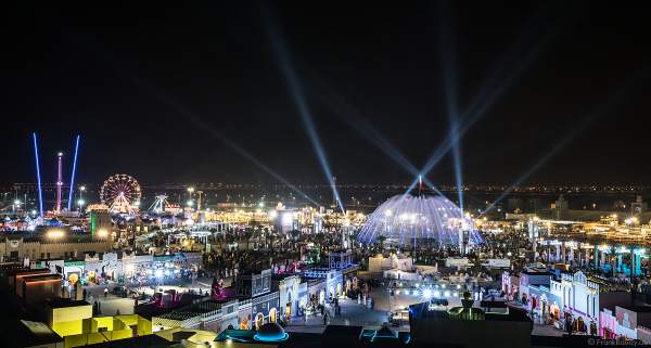 Überblick über das Festgelände des Sheikh Zayed Heritage Festival 2017/2018 in Abu Dhabi mit der imposanten Licht- und Wassershow