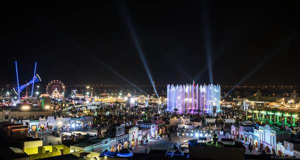 Überblick über das Festgelände des Sheikh Zayed Heritage Festival 2017/2018 in Abu Dhabi mit der imposanten Licht- und Wassershow