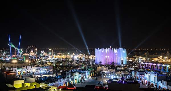 Imposante Wassershow am Abend beim Sheikh Zayed Heritage Festival 2017/2018 in Abu Dhabi